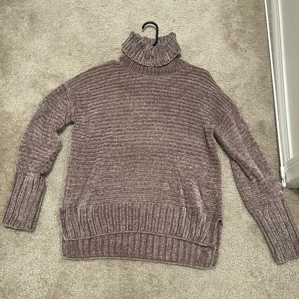 Ribbed tan turtle neck sweater. Longer in back. Size small. Worn once.